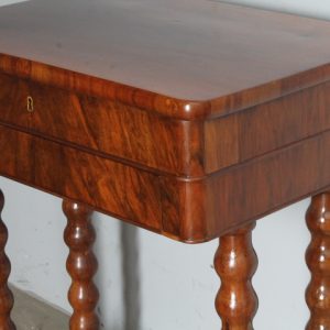Antico tavolinetto lavoro noce metà XIX SEC noce 800 . Restaurato mis. 60 c 40 . h  cm 76
