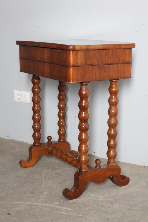 Antico tavolinetto lavoro noce metà XIX SEC noce 800 . Restaurato mis. 60 c 40 . h cm 76 - immagine 2