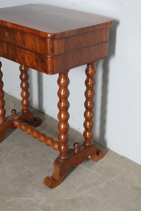 Antico tavolinetto lavoro noce metà XIX SEC noce 800 . Restaurato mis. 60 c 40 . h cm 76 - immagine 3