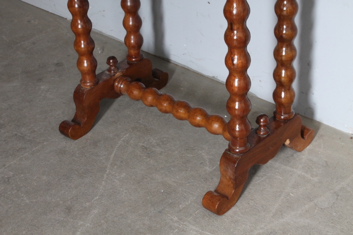 Antico tavolinetto lavoro noce metà XIX SEC noce 800 . Restaurato mis. 60 c 40 . h cm 76 - immagine 4