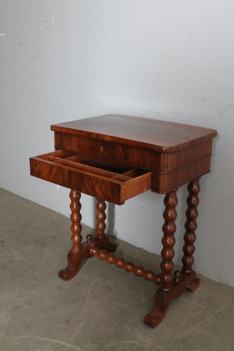 Antico tavolinetto lavoro noce metà XIX SEC noce 800 . Restaurato mis. 60 c 40 . h cm 76 - immagine 5