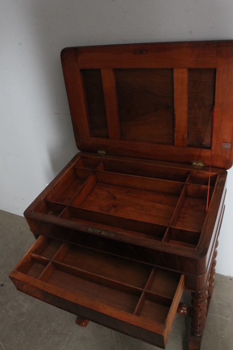 Antico tavolinetto lavoro noce metà XIX SEC noce 800 . Restaurato mis. 60 c 40 . h cm 76 - immagine 6