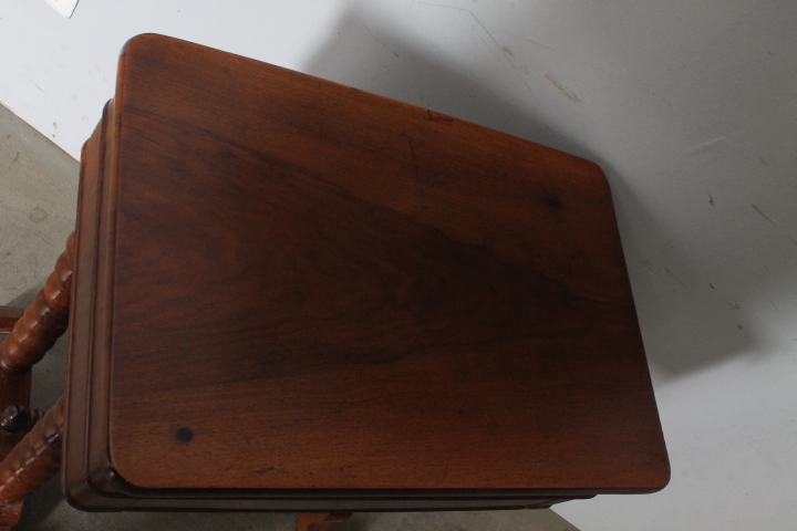 Antico tavolinetto lavoro noce metà XIX SEC noce 800 . Restaurato mis. 60 c 40 . h cm 76 - immagine 9