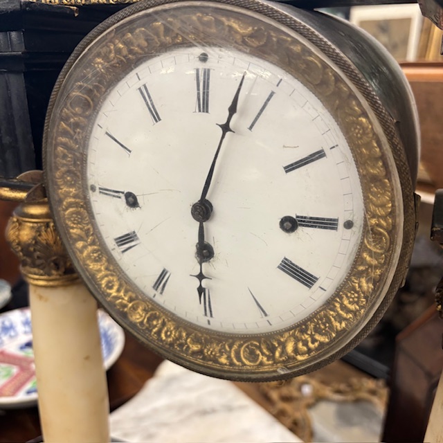 Antico orologio Impero primi 800 in legno laccato . colonne marmo .Mis : 36 x 15 . h 63 - immagine 7