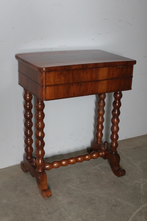 Antico tavolinetto lavoro noce metà XIX SEC noce 800 . Restaurato mis. 60 c 40 . h cm 76 - immagine 10