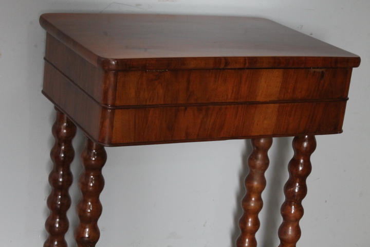 Antico tavolinetto lavoro noce metà XIX SEC noce 800 . Restaurato mis. 60 c 40 . h cm 76 - immagine 11