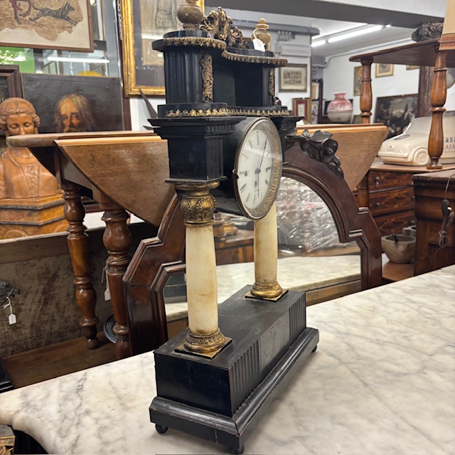 Antico orologio Impero primi 800 in legno laccato . colonne marmo .Mis : 36 x 15 . h 63 - immagine 10