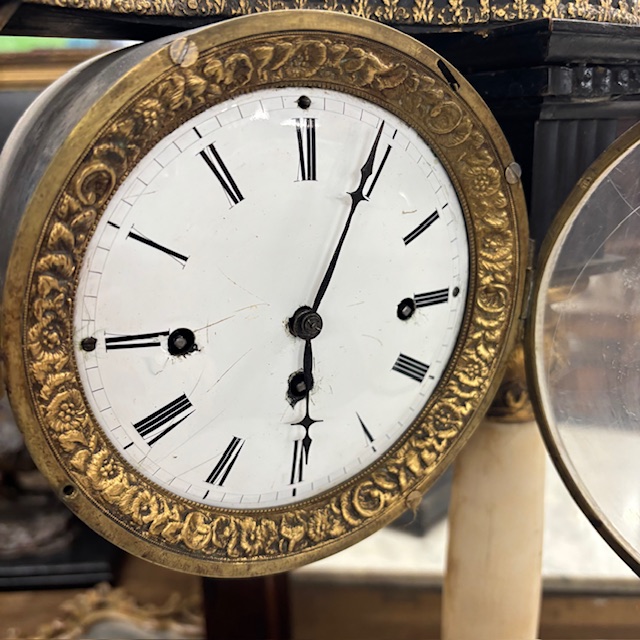 Antico orologio Impero primi 800 in legno laccato . colonne marmo .Mis : 36 x 15 . h 63 - immagine 16