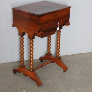 Antico tavolinetto / comodino da lavoro XIX secolo noce con cassetti . restaurato . Mis 48 x 36 h 74