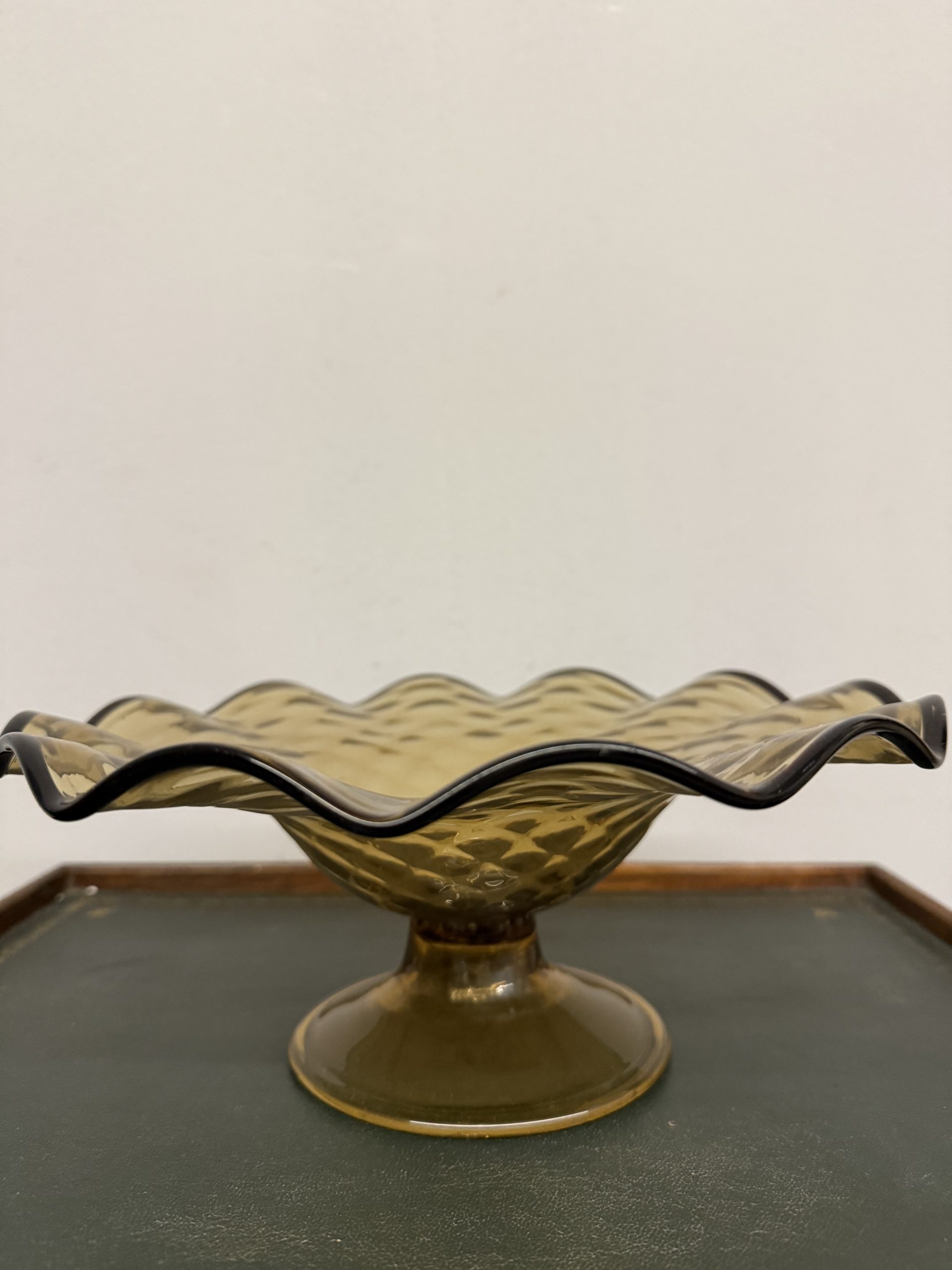 Antico centrotavola color ambra, anni'70, 11x27cm