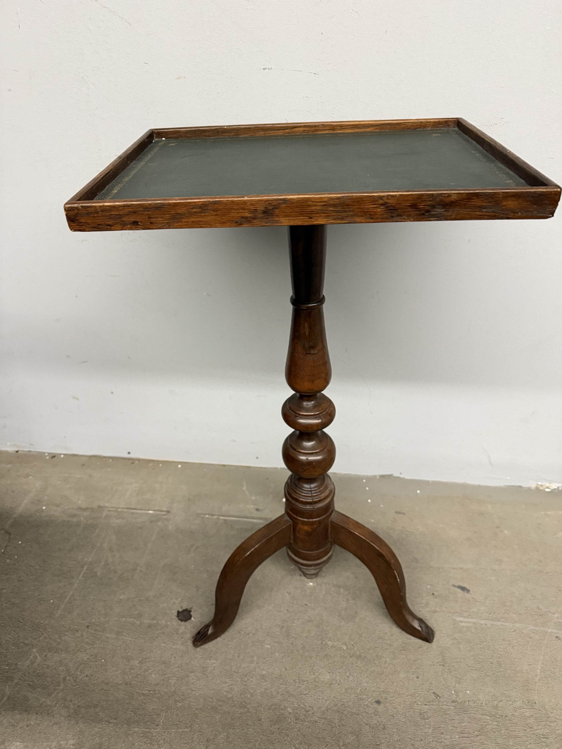 Antico tavolinetto in noce a vassoio, XIX sec, in pelle, 74x40x31cm