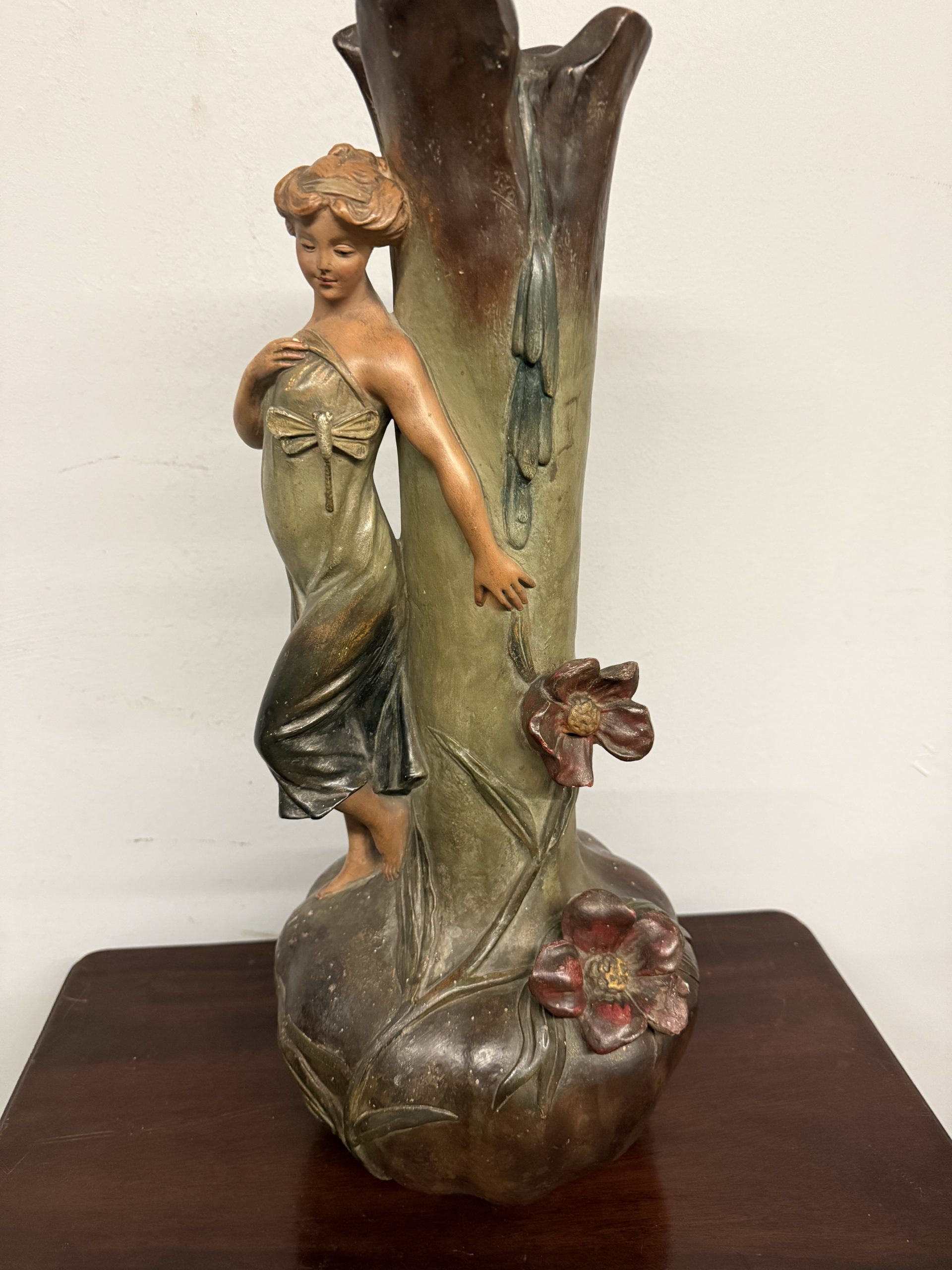 Antico vaso in terracotta barbotine, dama con libellula Francia liberty art nouveau, 30x24cm