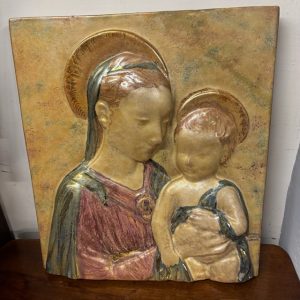 Alternative view of Placca maiolica lustro oro Vergine con Bambino manifattura Gatti Faenza anni 1950 . Mis cm 44,50 x 40