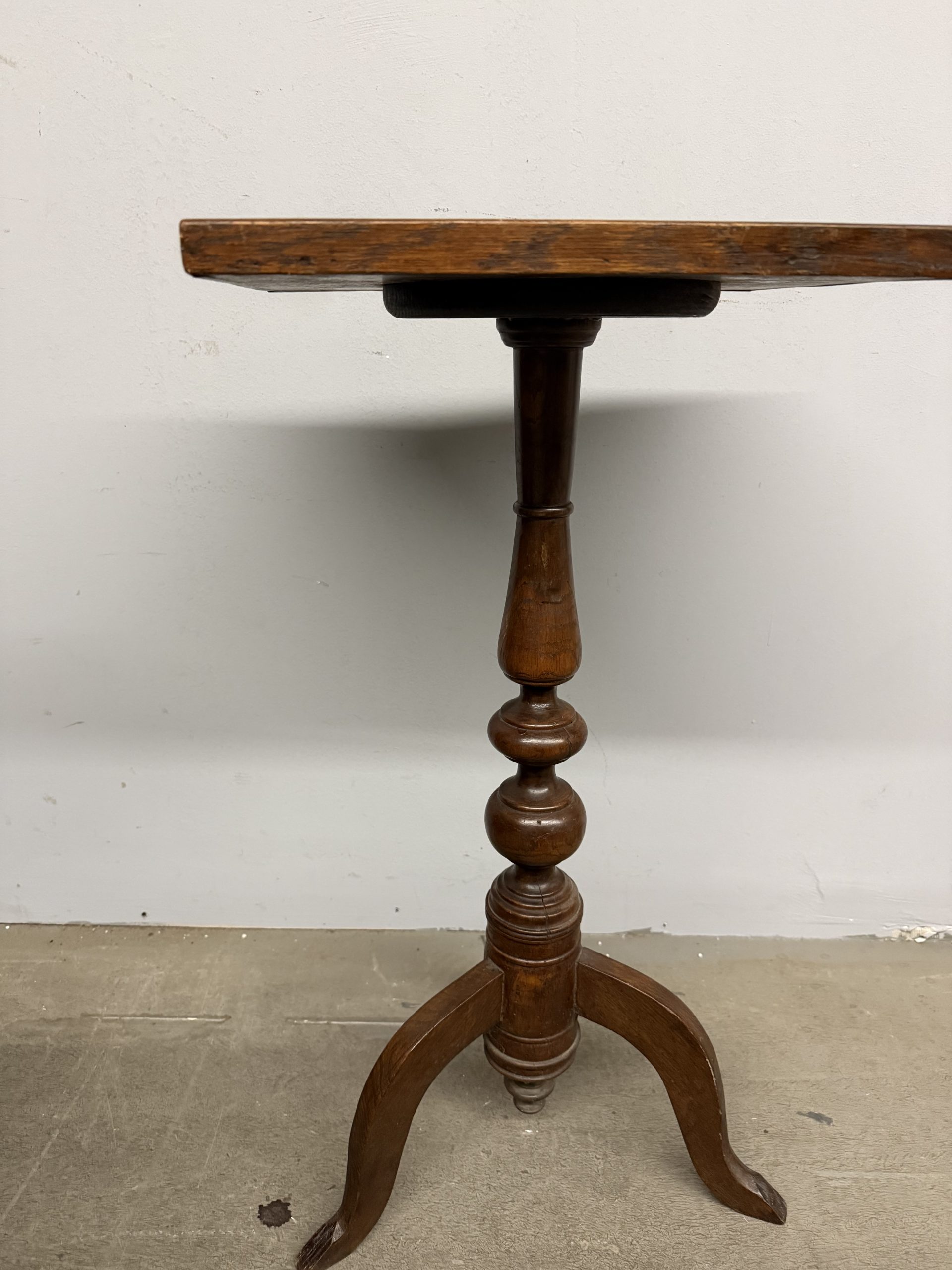 Antico tavolinetto in noce a vassoio, XIX sec, in pelle, 74x40x31cm - immagine 2