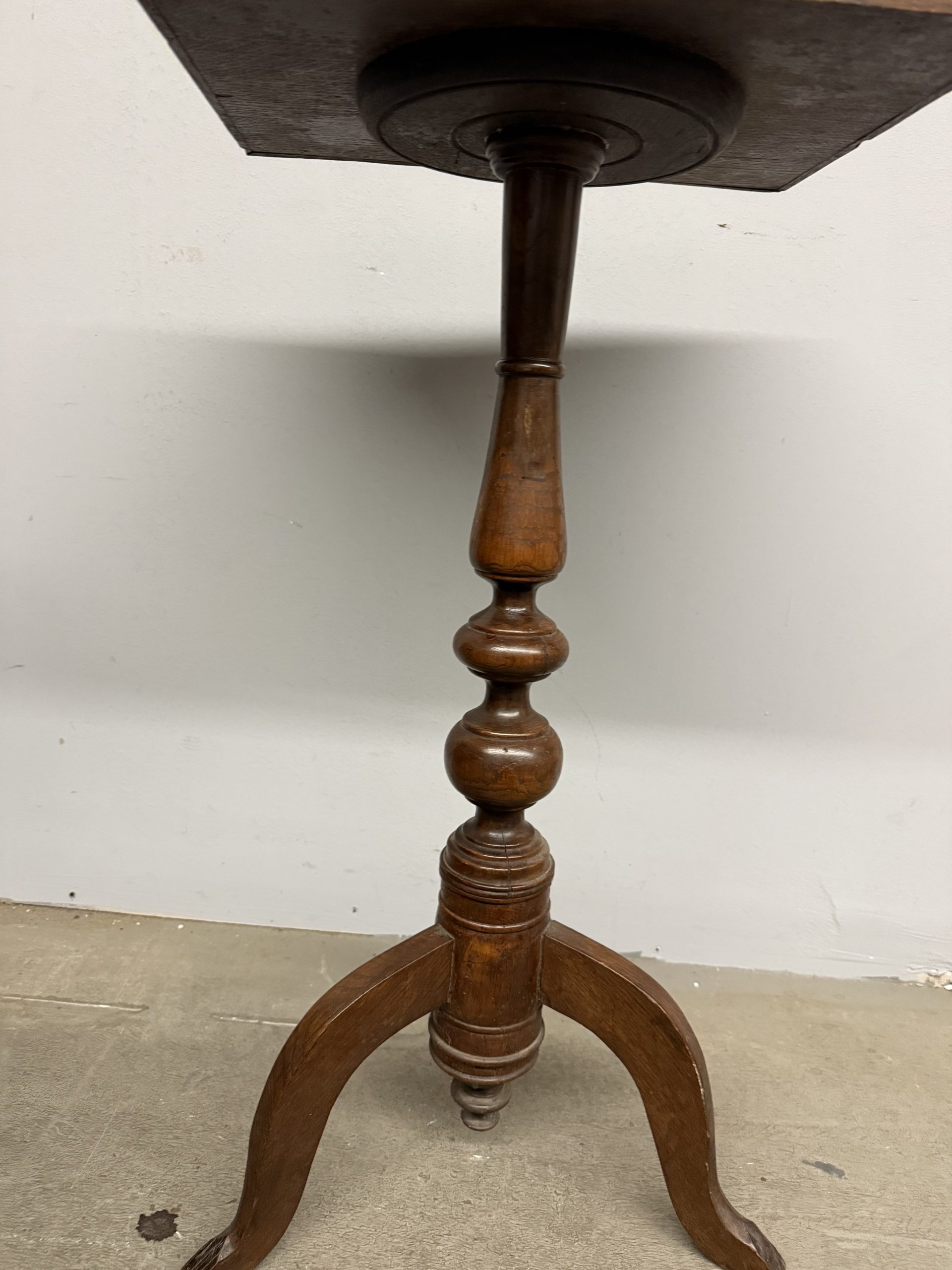 Antico tavolinetto in noce a vassoio, XIX sec, in pelle, 74x40x31cm - immagine 3