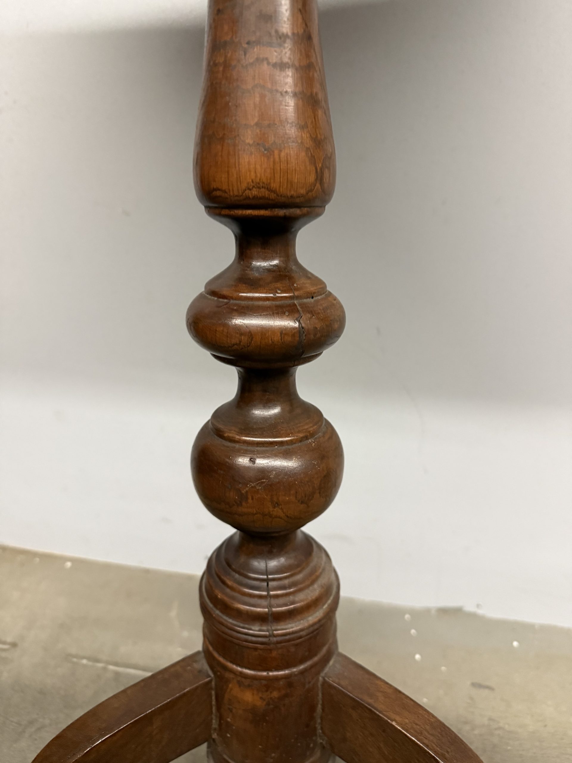 Antico tavolinetto in noce a vassoio, XIX sec, in pelle, 74x40x31cm - immagine 4