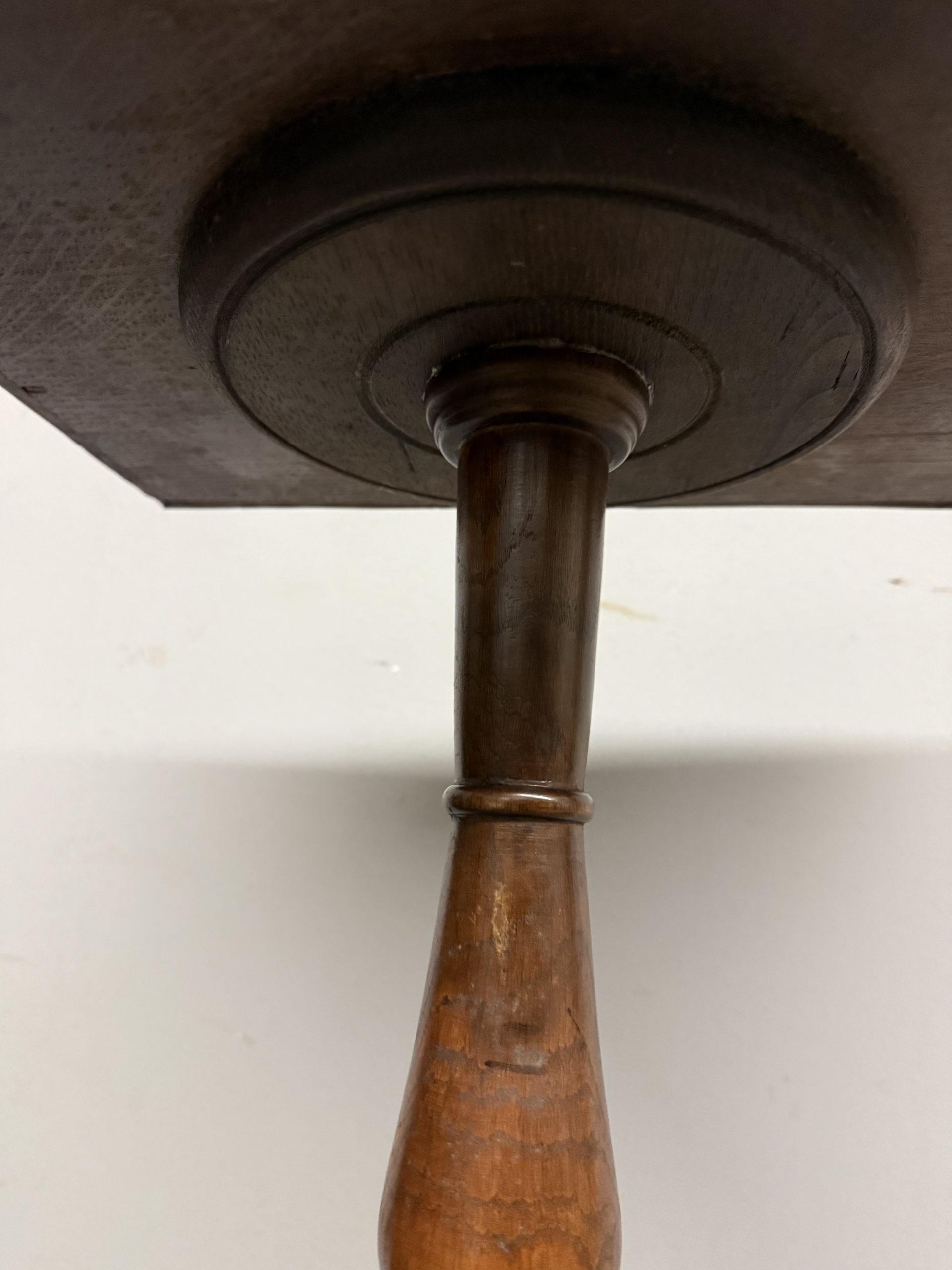Antico tavolinetto in noce a vassoio, XIX sec, in pelle, 74x40x31cm - immagine 5