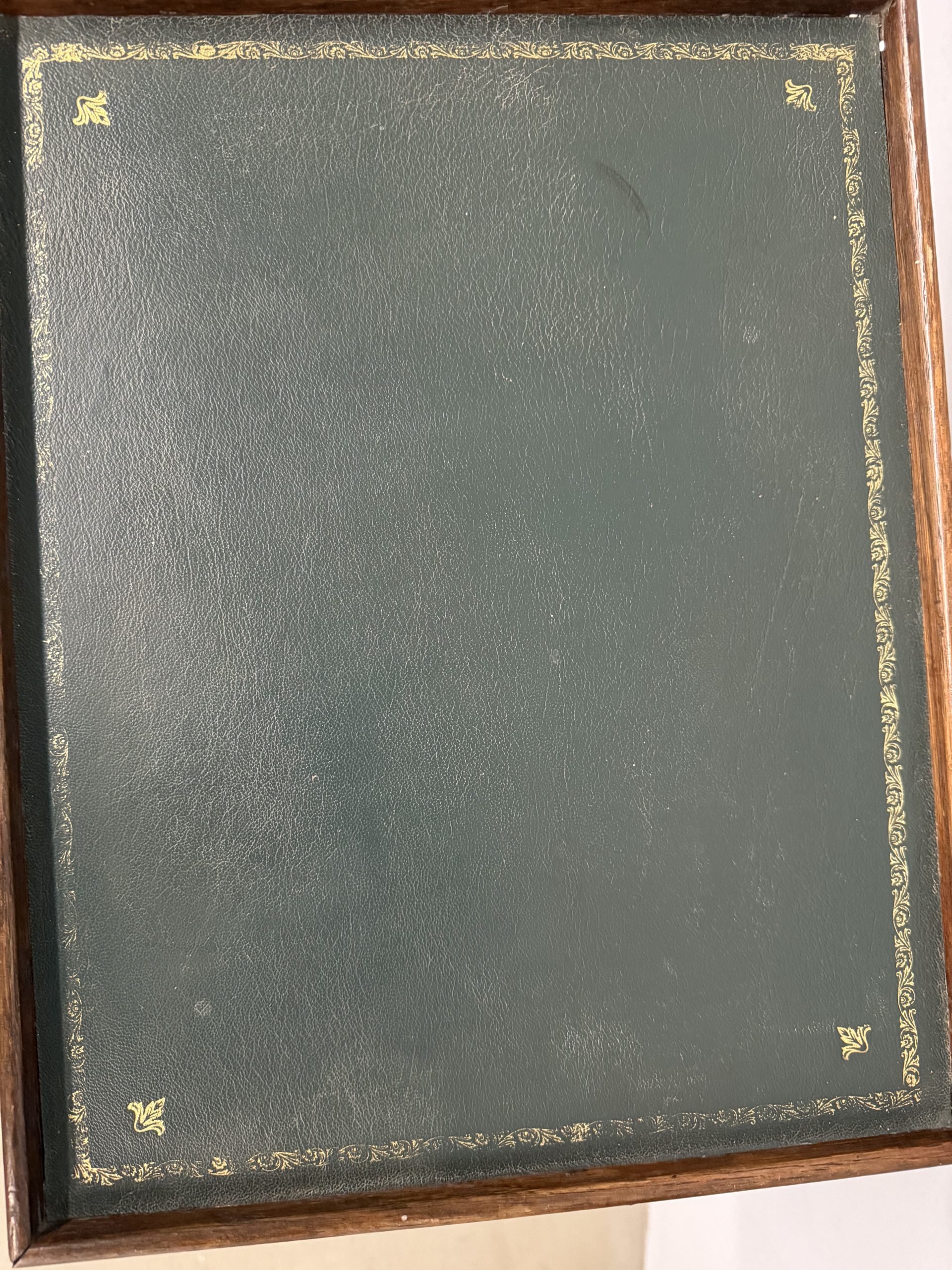 Antico tavolinetto in noce a vassoio, XIX sec, in pelle, 74x40x31cm - immagine 6
