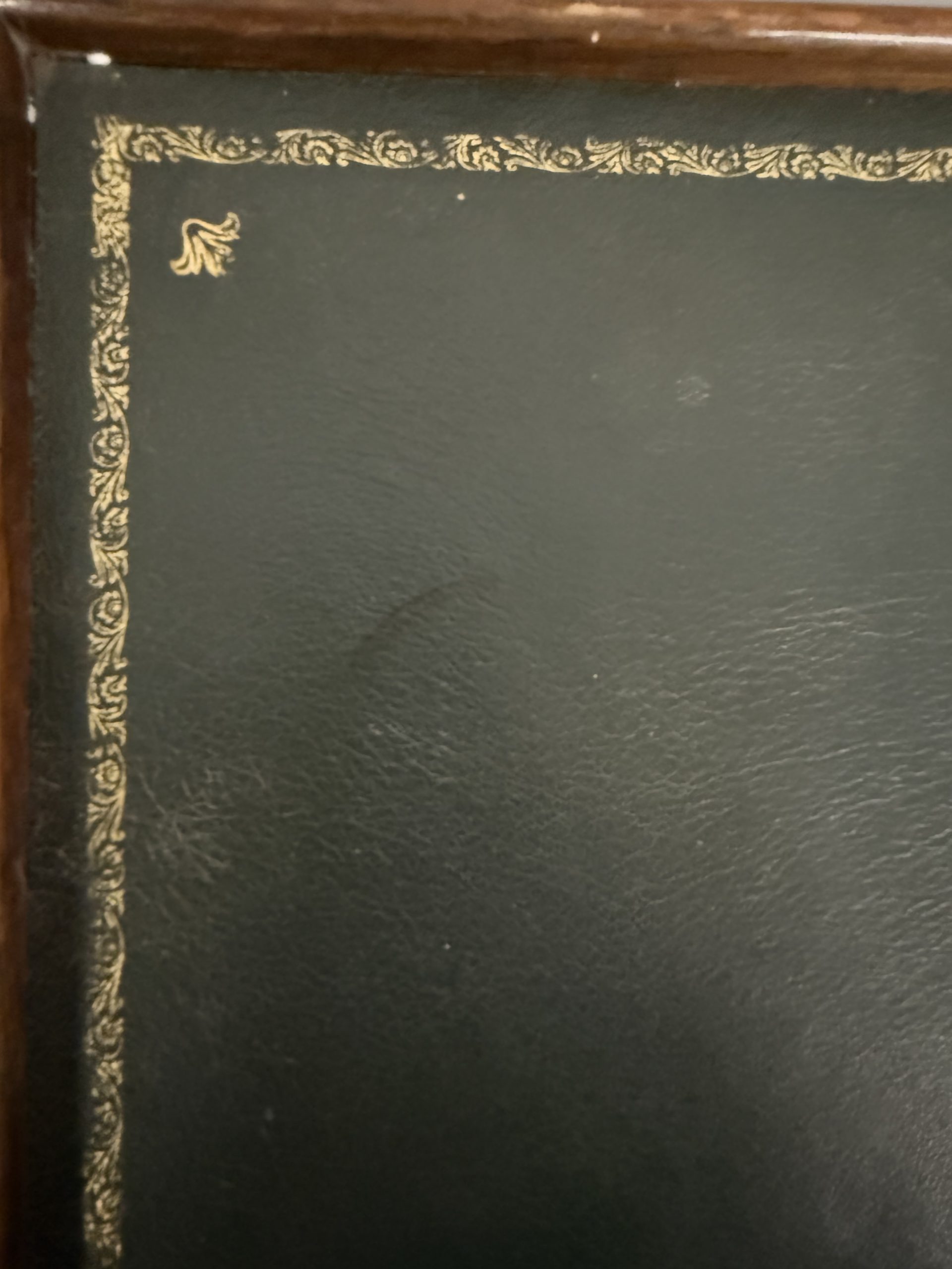 Antico tavolinetto in noce a vassoio, XIX sec, in pelle, 74x40x31cm - immagine 7