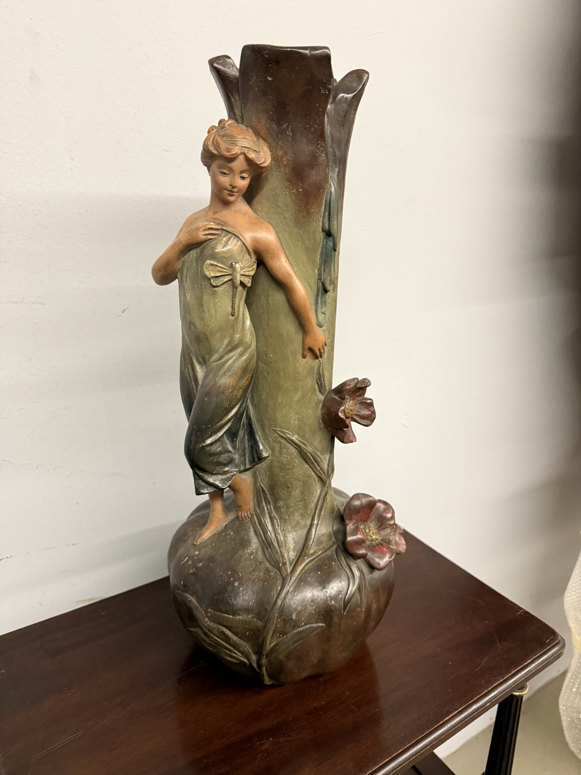 Antico vaso in terracotta barbotine, dama con libellula Francia liberty art nouveau, 30x24cm - immagine 4