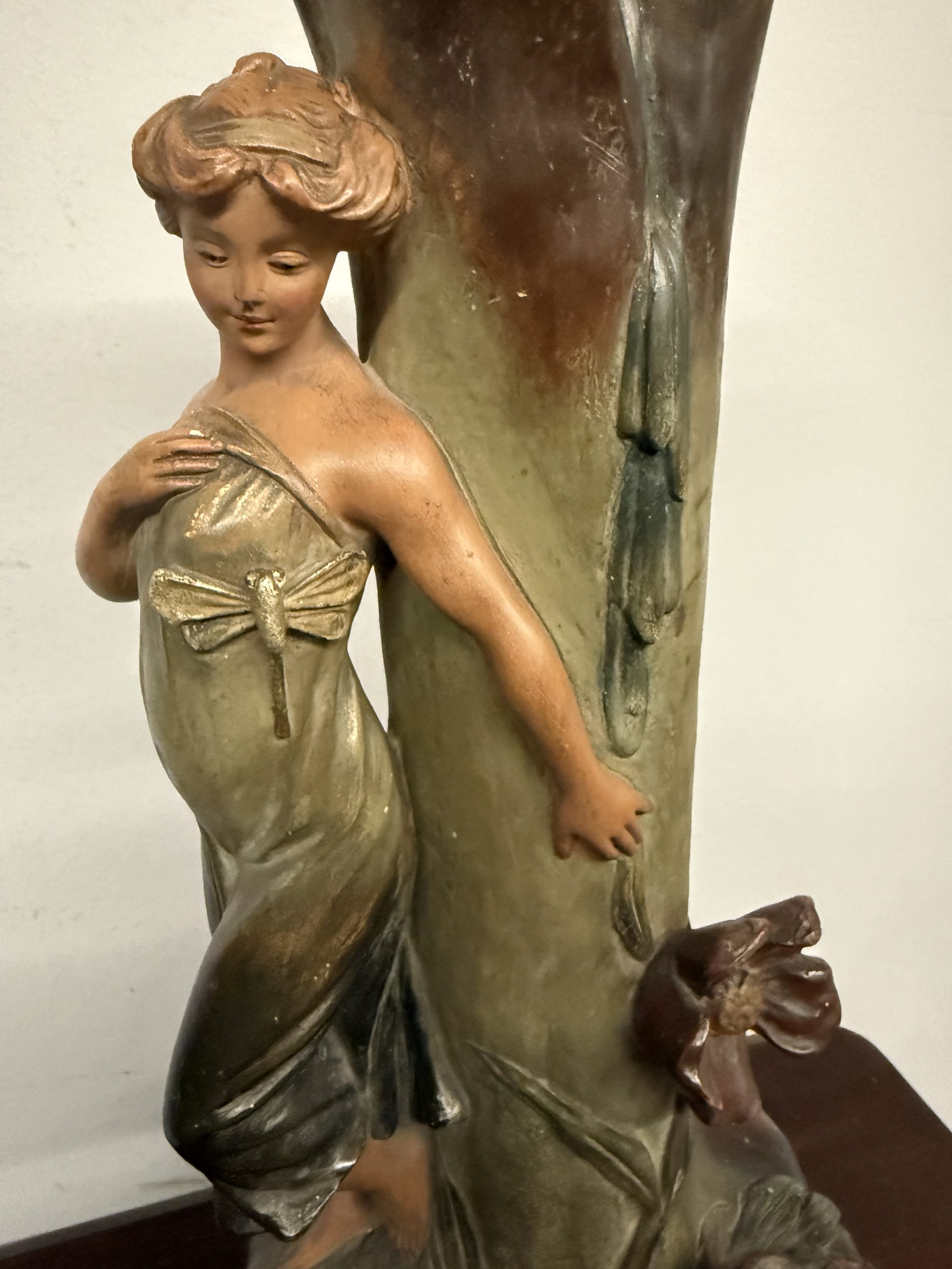 Antico vaso in terracotta barbotine, dama con libellula Francia liberty art nouveau, 30x24cm - immagine 5
