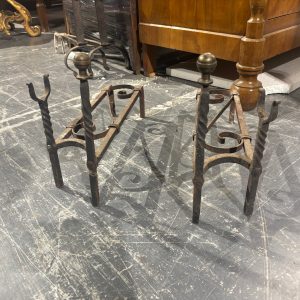 Antica coppia di alari epoca XIX SEC ferro battuto . Mis h cm 30 Largh11 prof cm 40