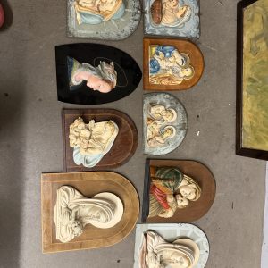 Gruppo di 11 capoletti sacri - mid century - con Madonne, Gesù e Sacra Famiglia, anni 40/50