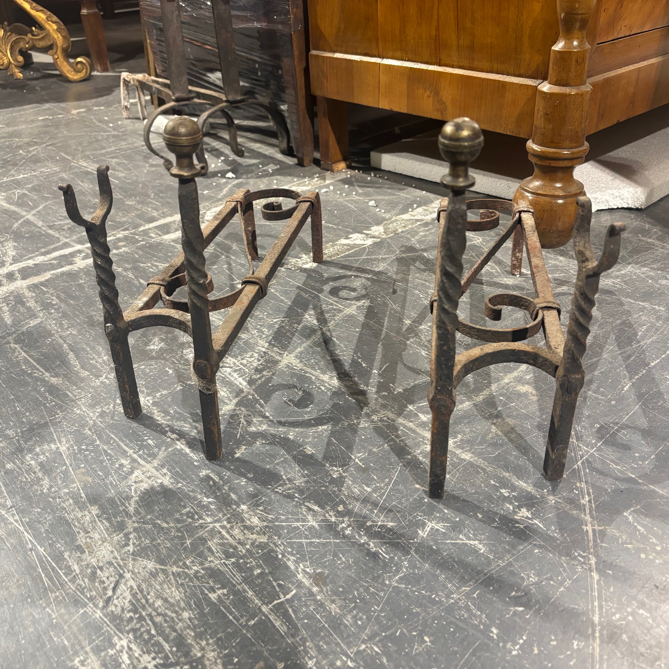 Antica coppia di alari epoca XIX SEC ferro battuto . Mis h cm 30 Largh11 prof cm 40
