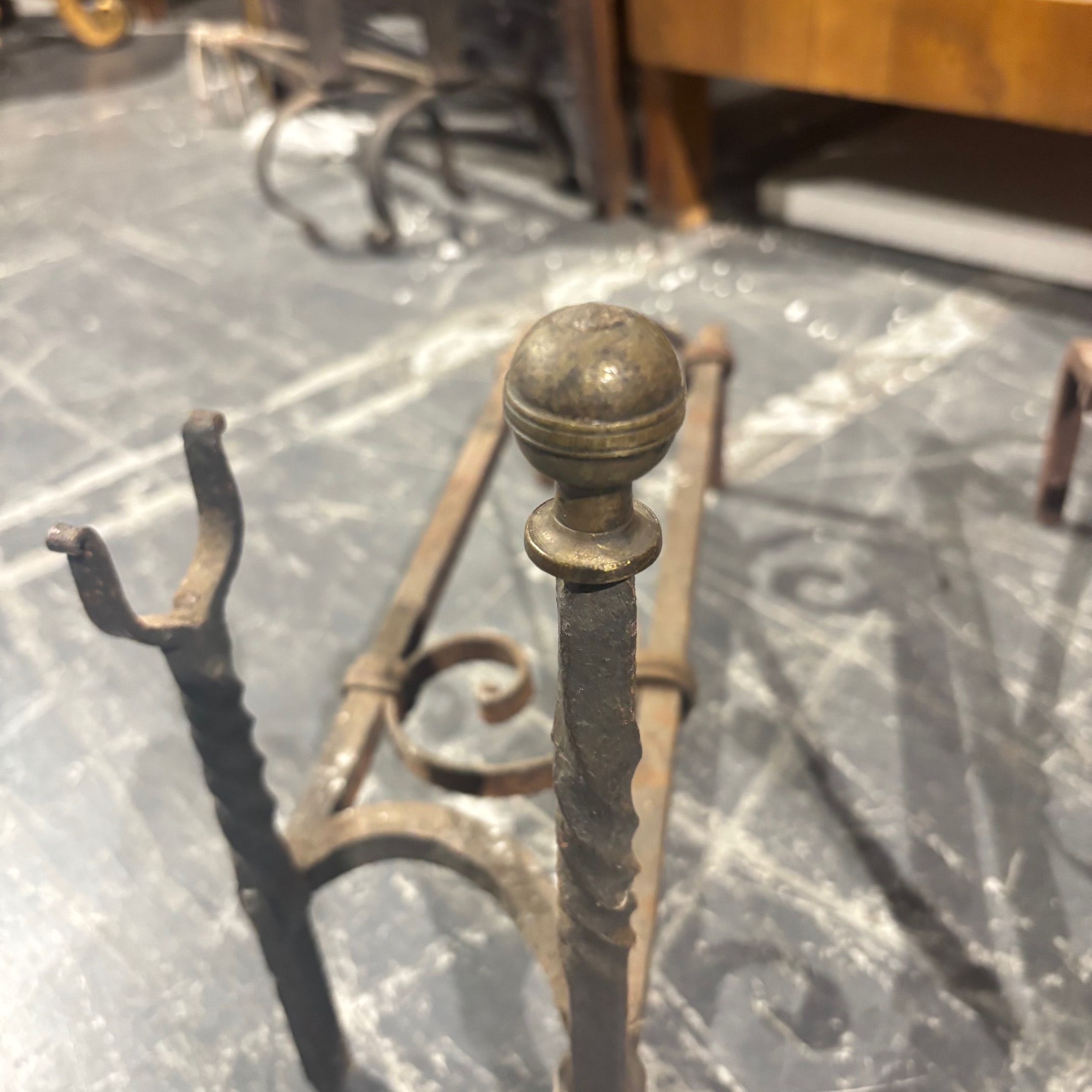 Antica coppia di alari epoca XIX SEC ferro battuto . Mis h cm 30 Largh11 prof cm 40 - immagine 4