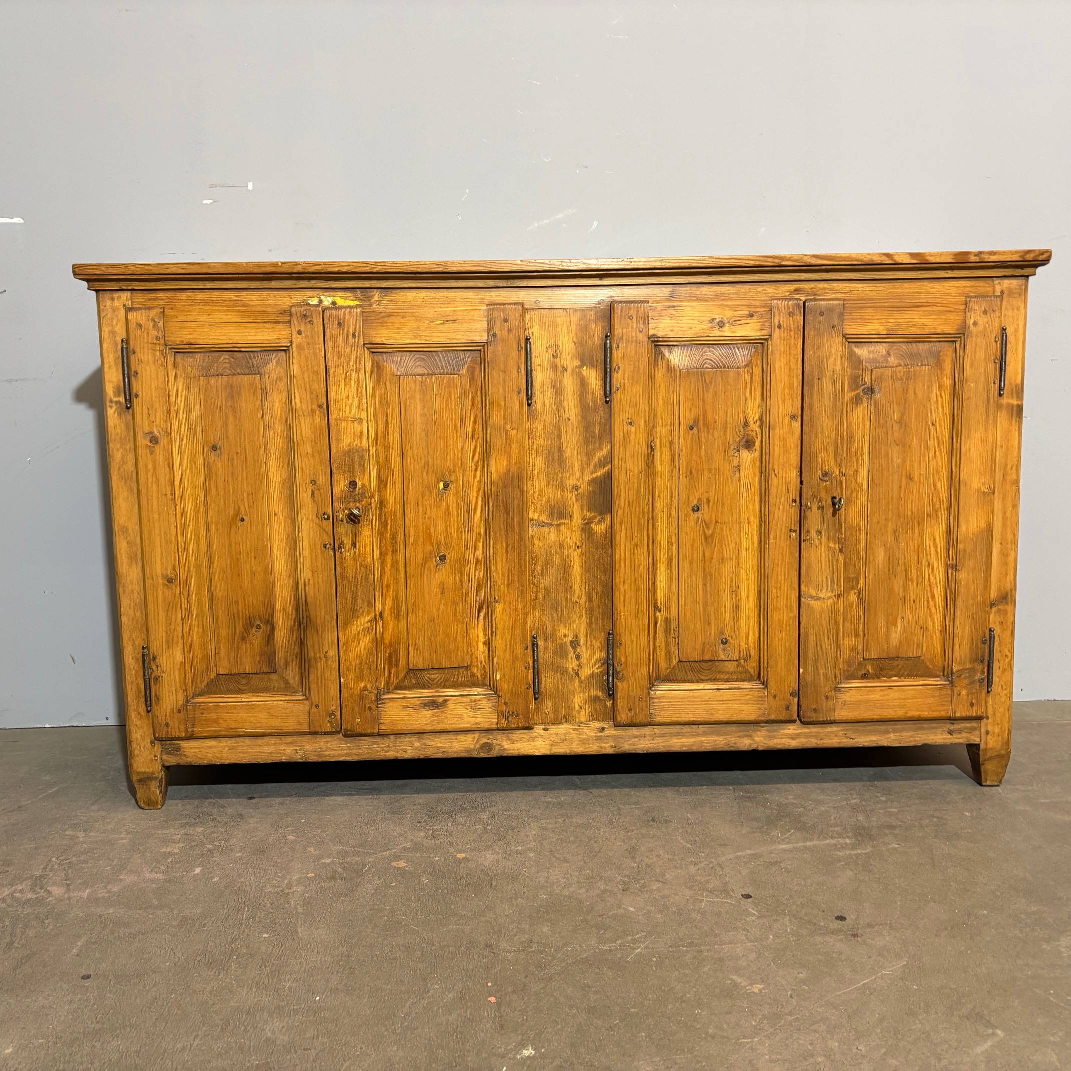 Antica credenza servante toscana a quattro sportelli , restaurata al naturale meta XIX sec arte povera.