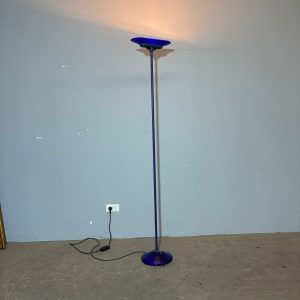 Lampada da terra design piantana JILL di ARTELUCE vetro Murano blu disegnata da King , Miranda e Arnaldi 1978 . h 195