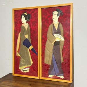 Antica coppia di pannelli con personaggi Giapponesi con vesti dell’ epoca periodo primi 900 decò . Mis 100 x 45