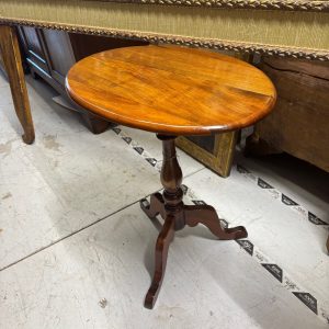 Antico piccolo  tavolinetto Luigi Filippo XIX sec ovale noce con base tripode. Restaurato . Mis H 67 L59 prof cm 43