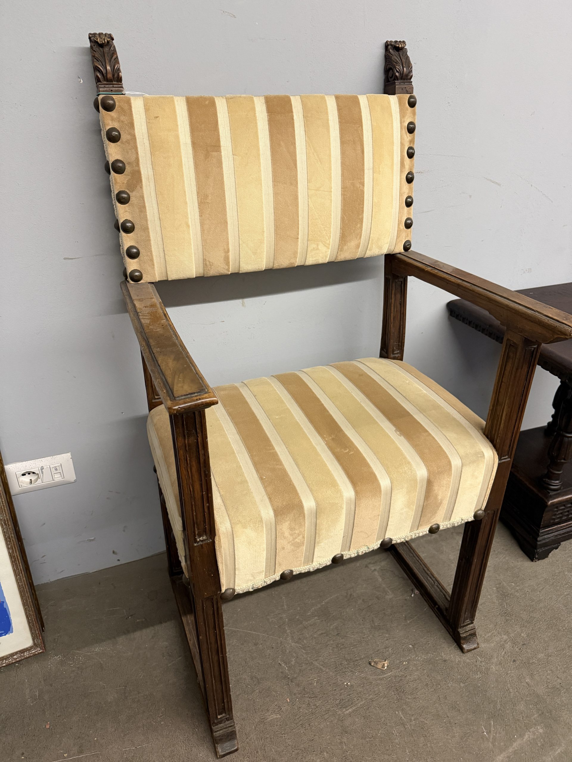 Antica poltrona in noce, XVII sec, 121x62x45cm