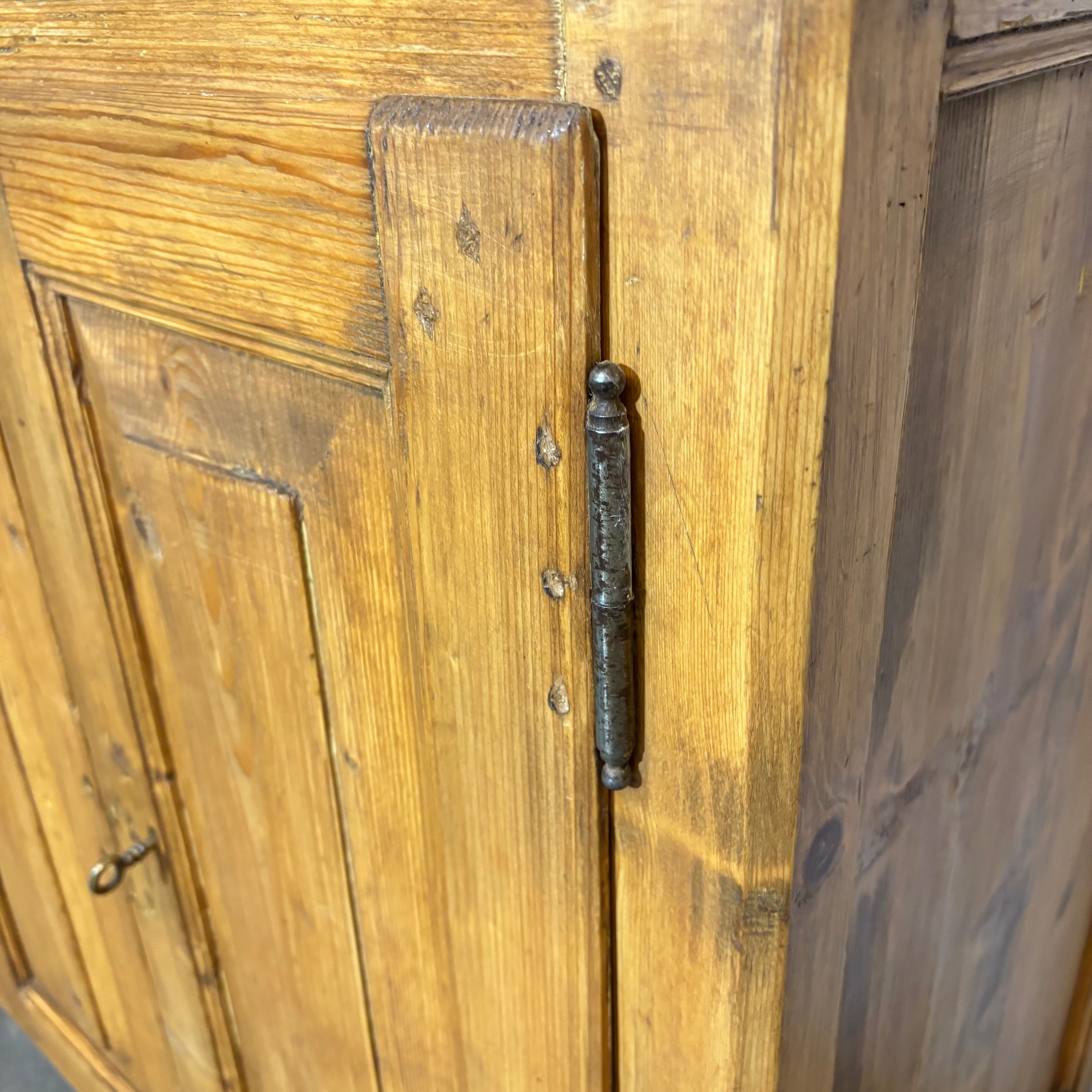 Antica credenza servante toscana a quattro sportelli , restaurata al naturale meta XIX sec arte povera. - immagine 5