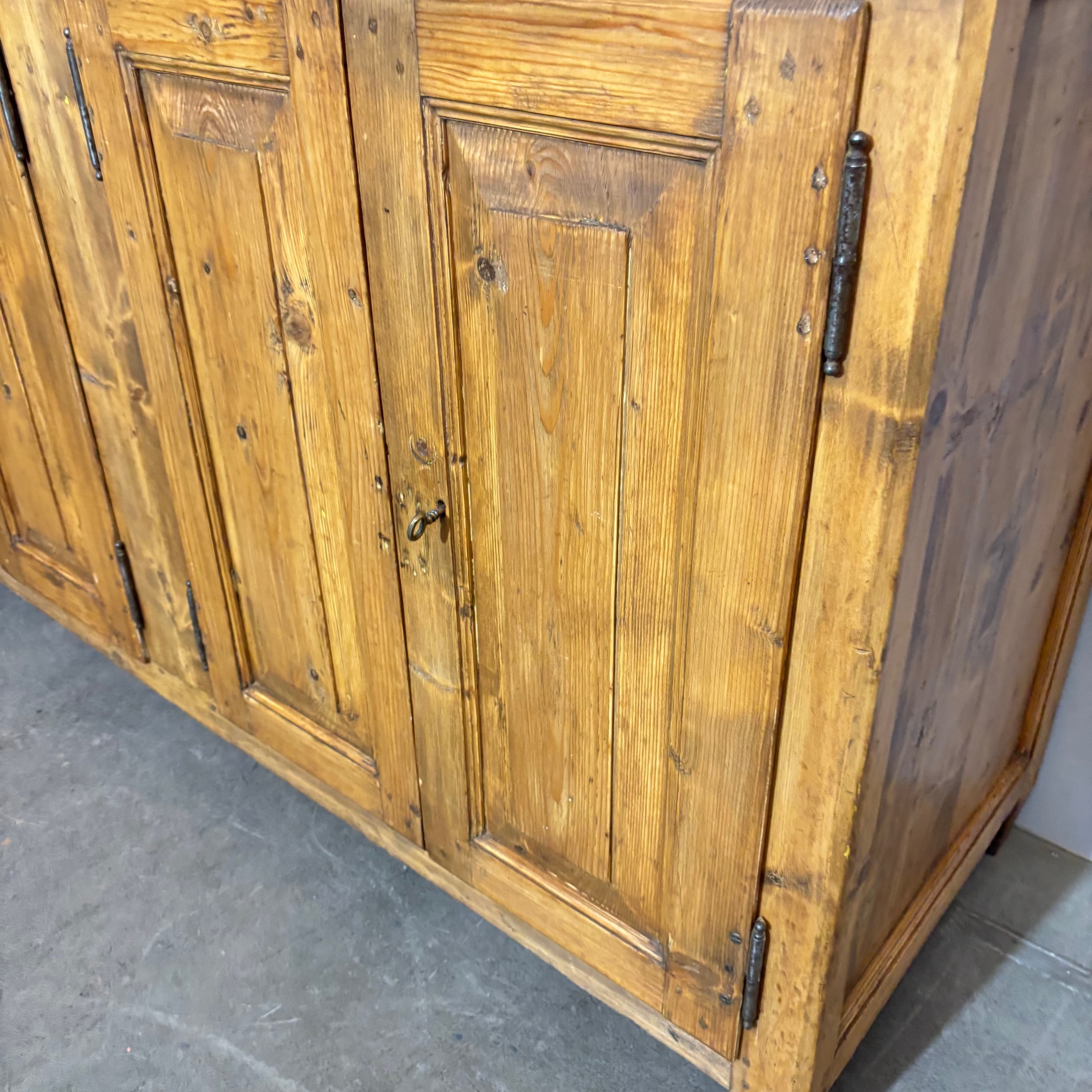 Antica credenza servante toscana a quattro sportelli , restaurata al naturale meta XIX sec arte povera. - immagine 6