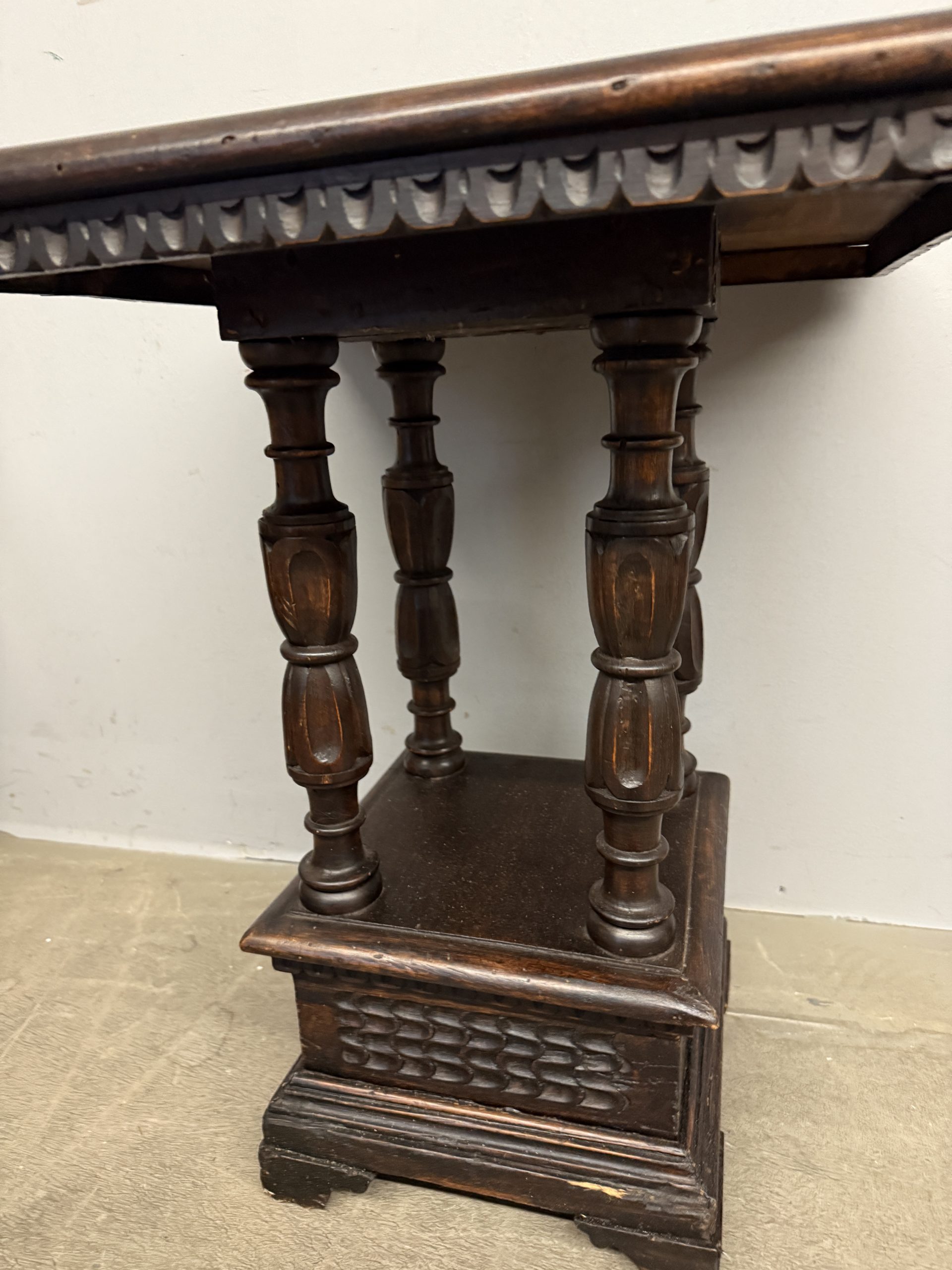 Antico tavolinetto in noce, primi '900 da appoggio 63x49x49cm - immagine 2