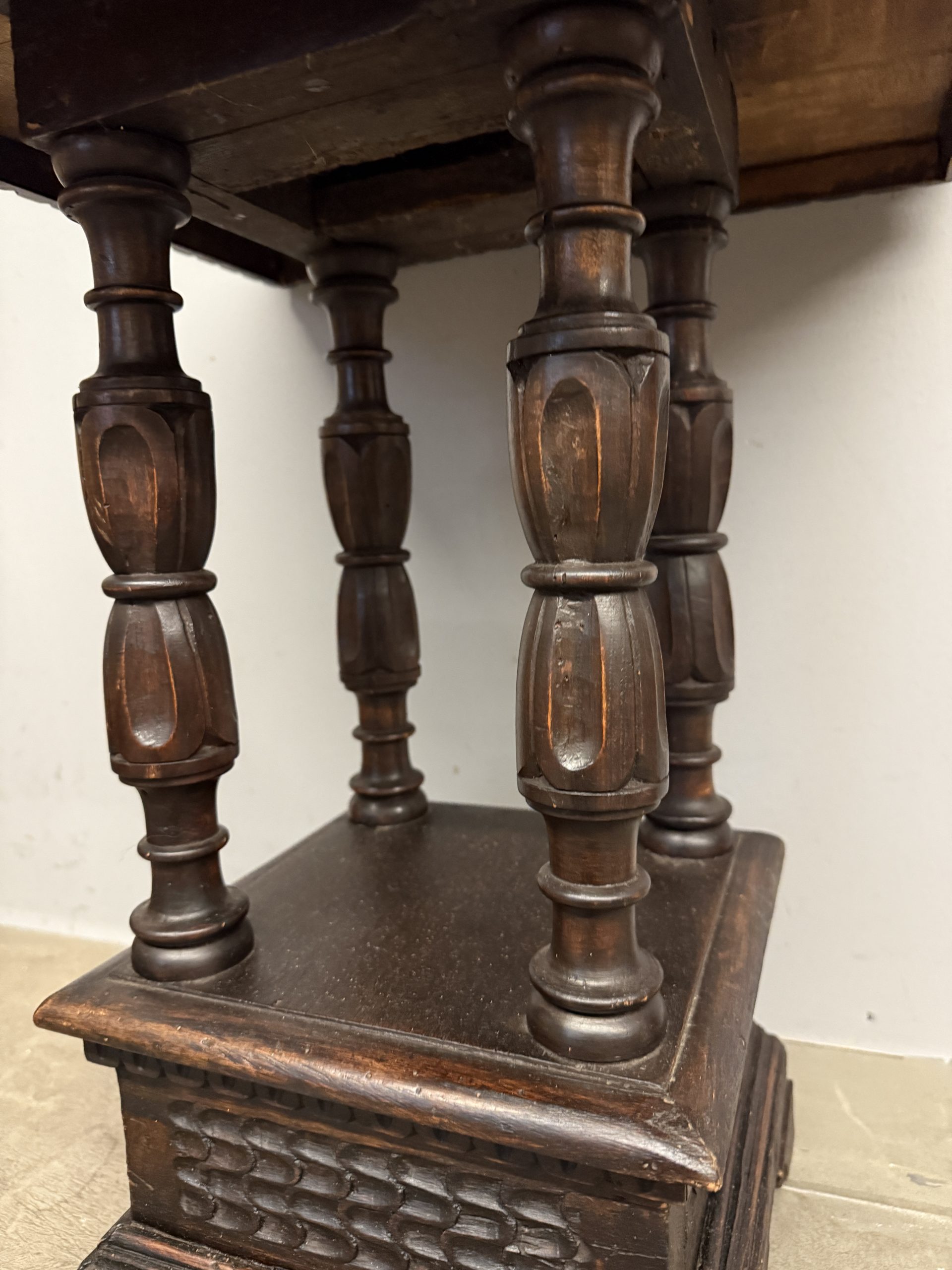 Antico tavolinetto in noce, primi '900 da appoggio 63x49x49cm - immagine 4