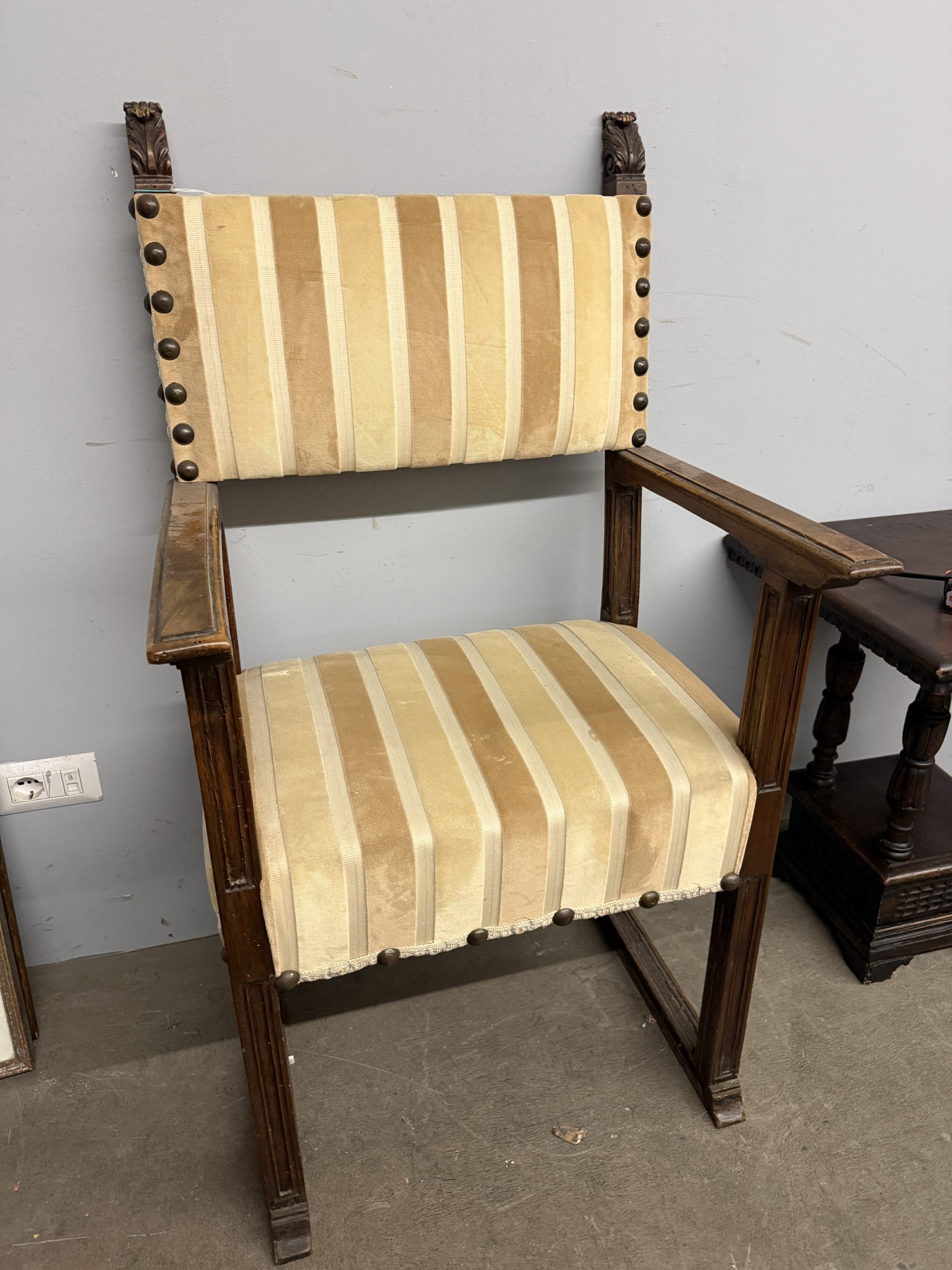 Antica poltrona in noce, XVII sec, 121x62x45cm - immagine 2