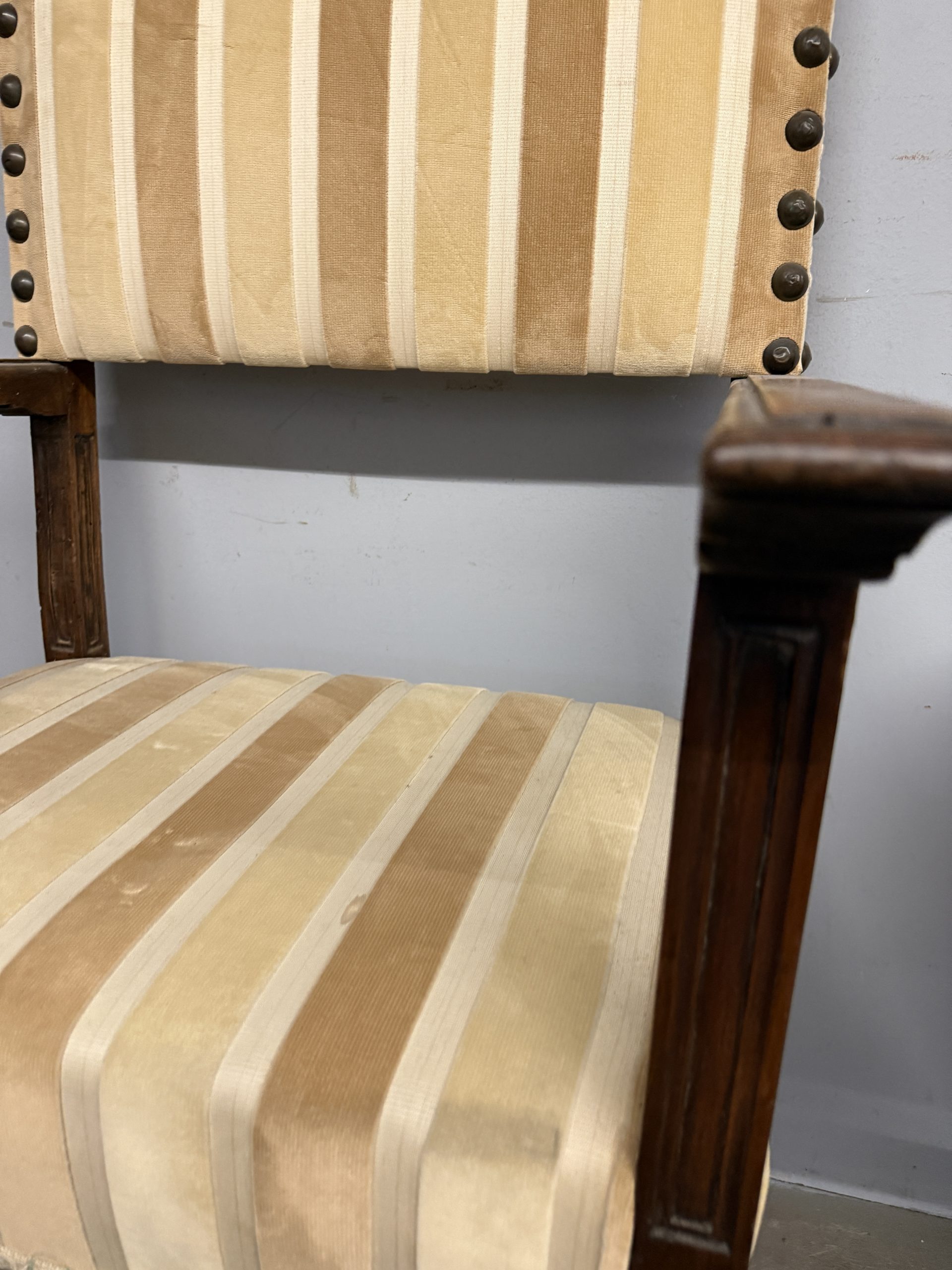 Antica poltrona in noce, XVII sec, 121x62x45cm - immagine 5