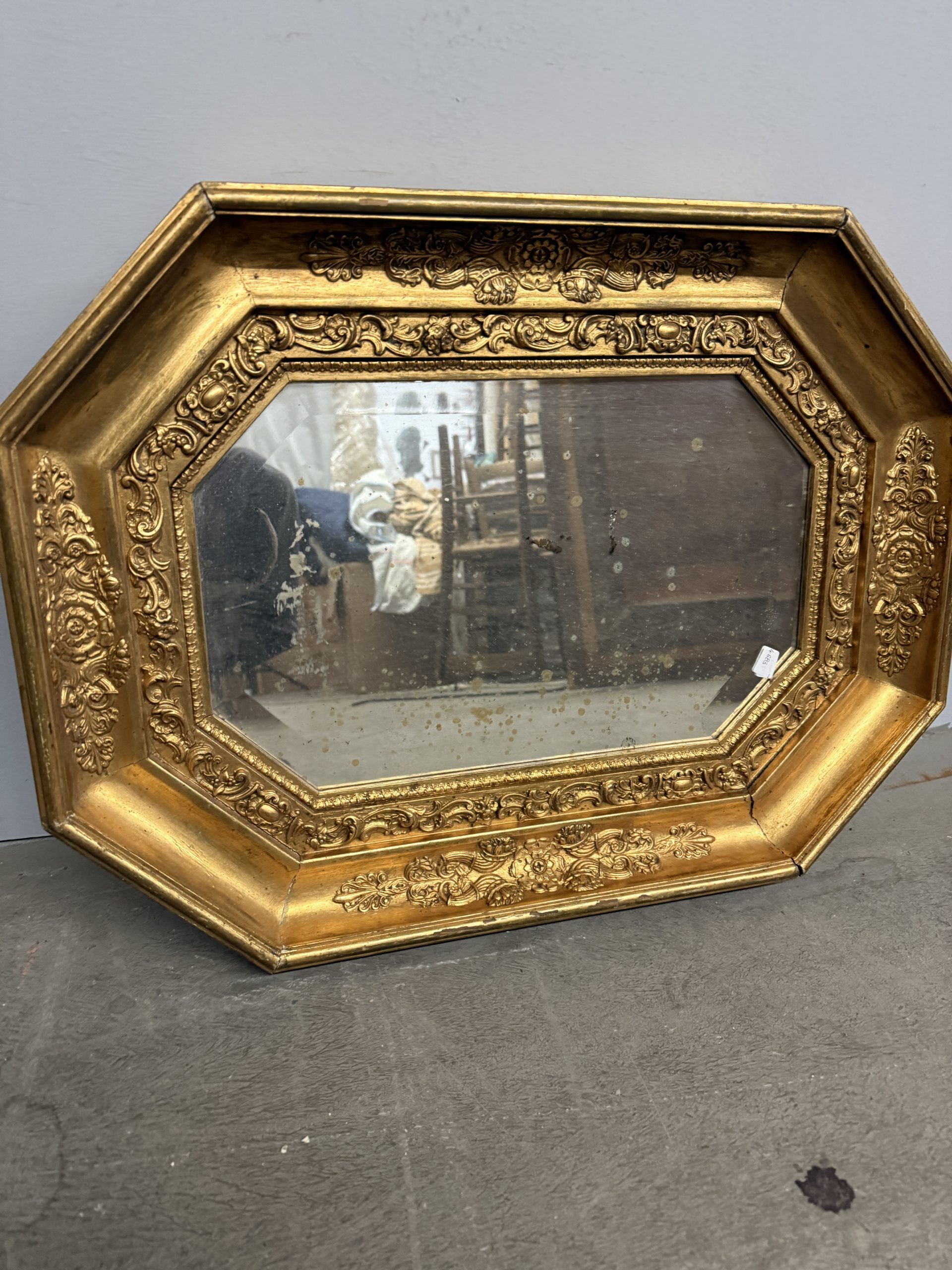 Antica specchiera dorata liberty 1930 Ortogonale, 62x47cm con intagli - immagine 3