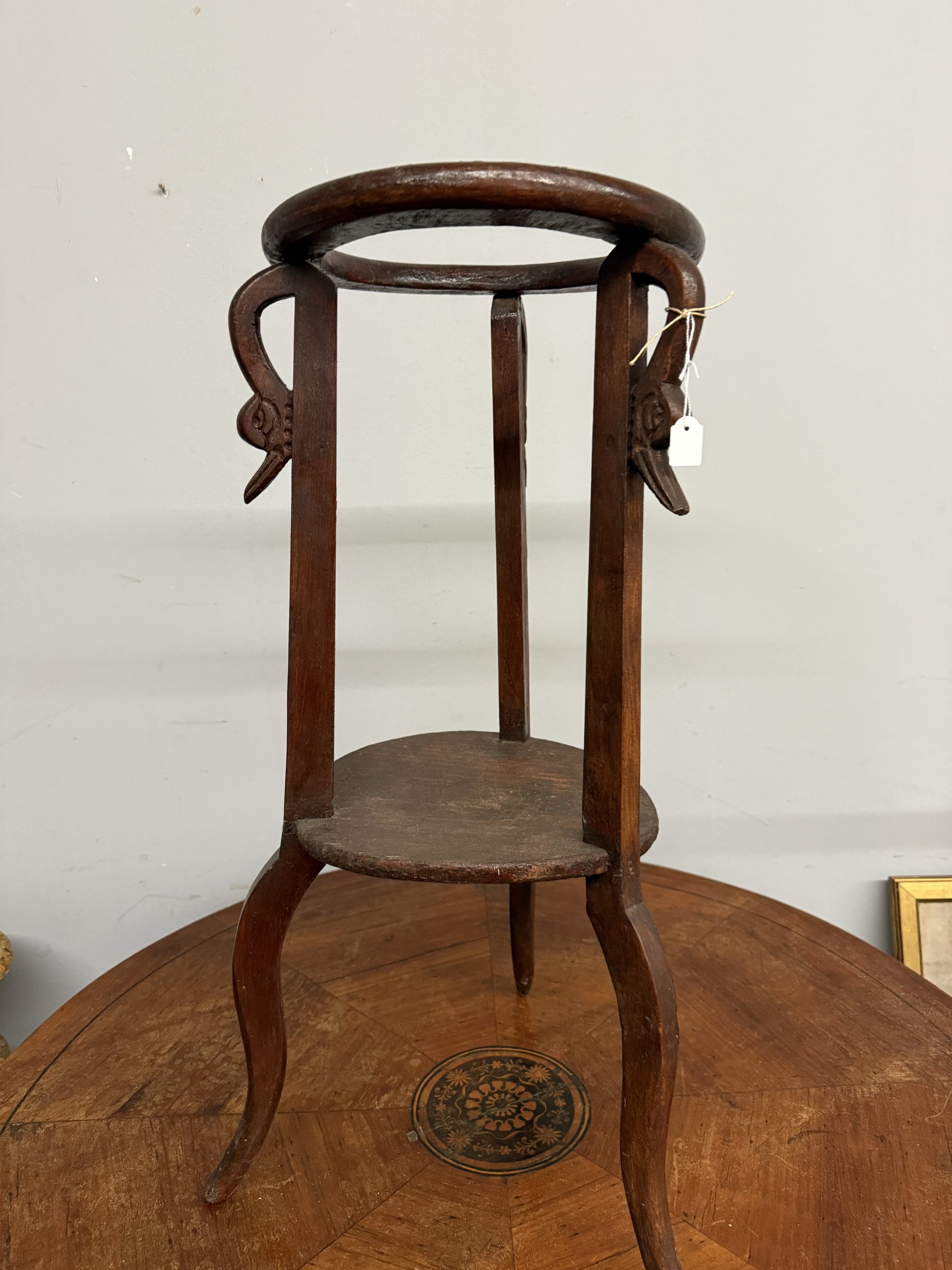 Antico portavano liberty in legno di castagno con cigni 1930, 74x30cm