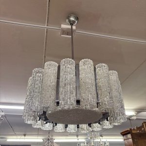 Lampadario chandelier mod Doria Venini stelo metallo con 17 bicchieri e nove punti luci . Mis h 83 diametro cm 53