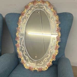 Specchio modernariato vetro Murano mid Century anni 50 ovale . con fiori rosa e disegni satinati . Mis 71 x 46