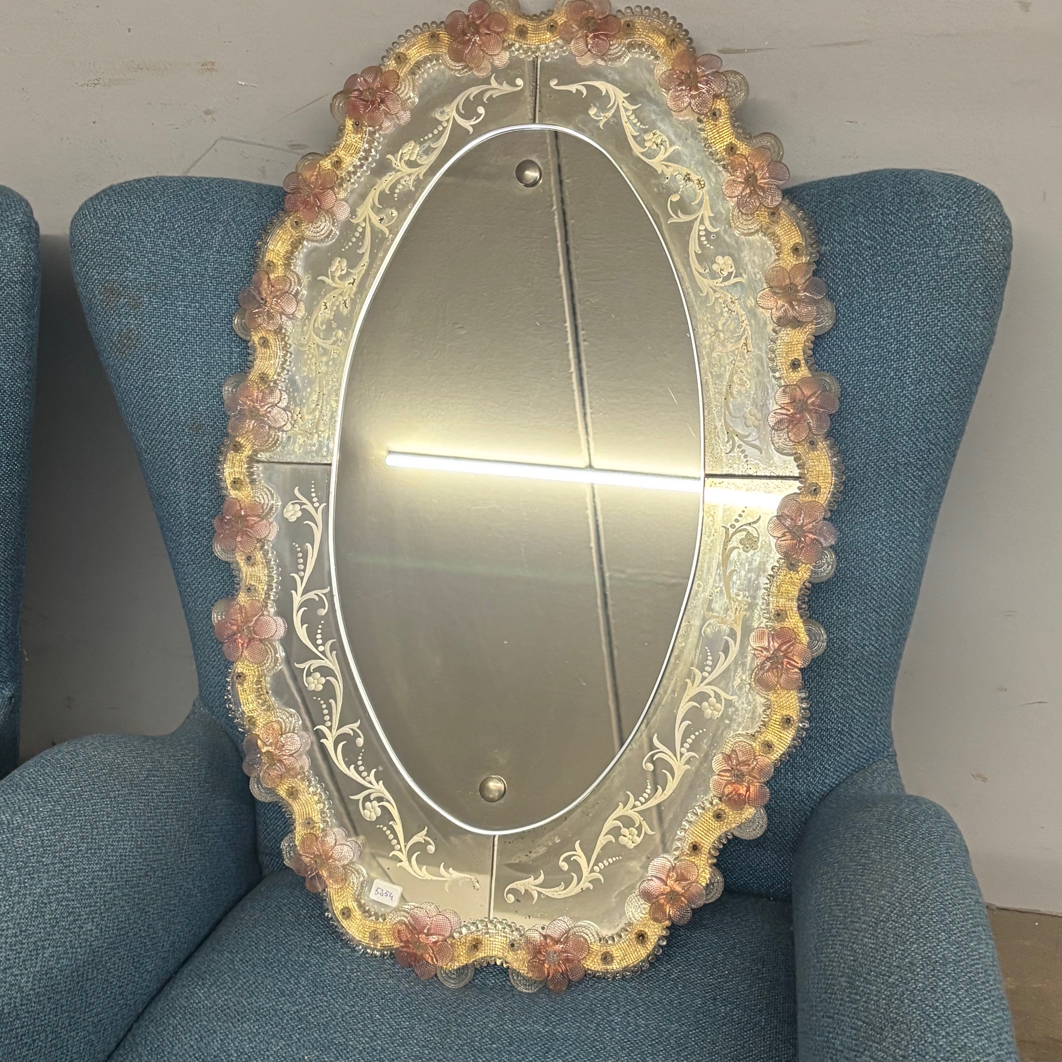 Specchio modernariato vetro Murano mid Century anni 50 ovale . con fiori rosa e disegni satinati . Mis 71 x 46
