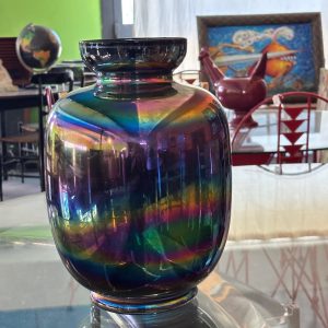 Vaso iridescente  in vetro di Murano di Sergio Asti per  Venini anni 80 . H cm 32