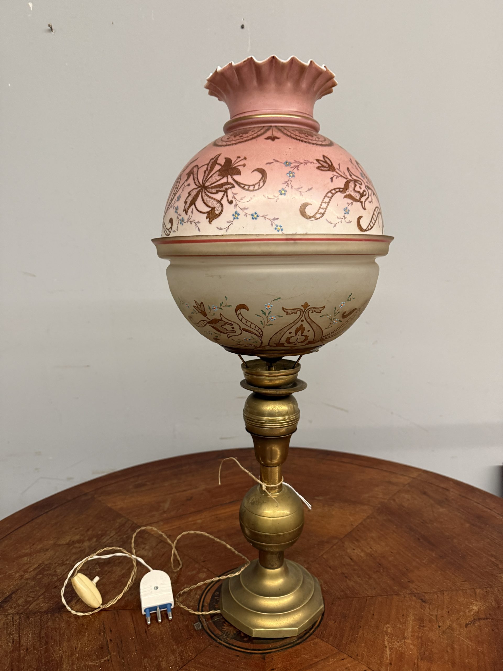Antica lampada a petrolio in bronzo e vetro dipinto, vittoriana XIX sec, 62x30cm