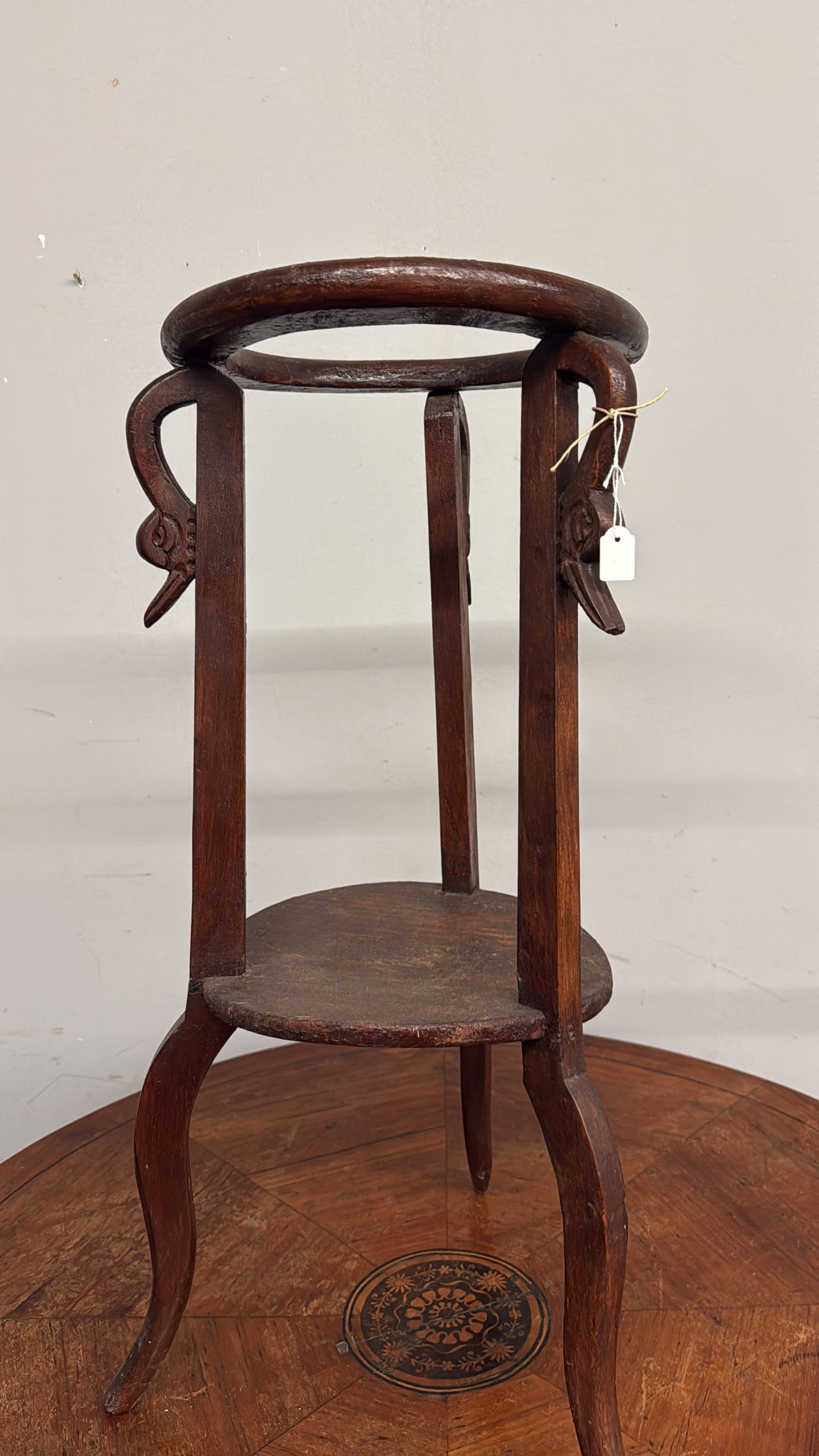 Antico portavano liberty in legno di castagno con cigni 1930, 74x30cm - immagine 3