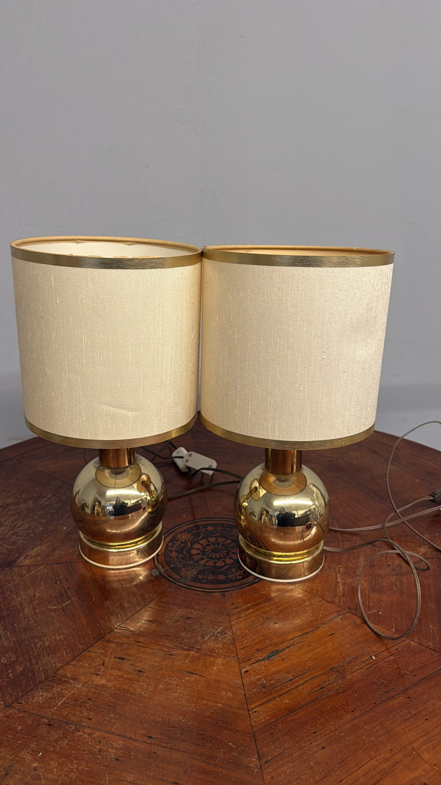 Coppia di lumi abat jour anni '70 modernariato Italia ottone dorato 38x20cm - immagine 2