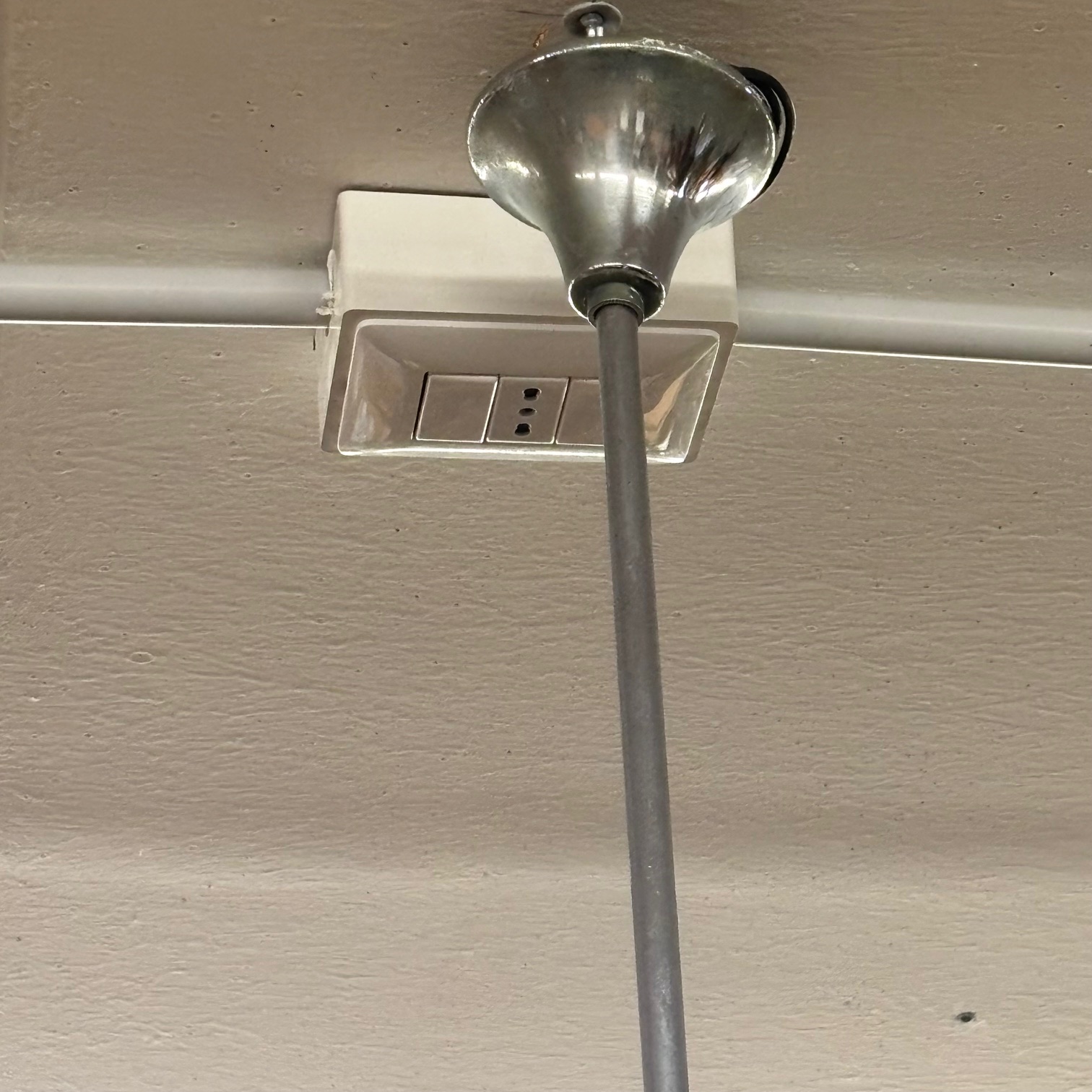 Lampadario chandelier mod Doria Venini stelo metallo con 17 bicchieri e nove punti luci . Mis h 83 diametro cm 53 - immagine 7